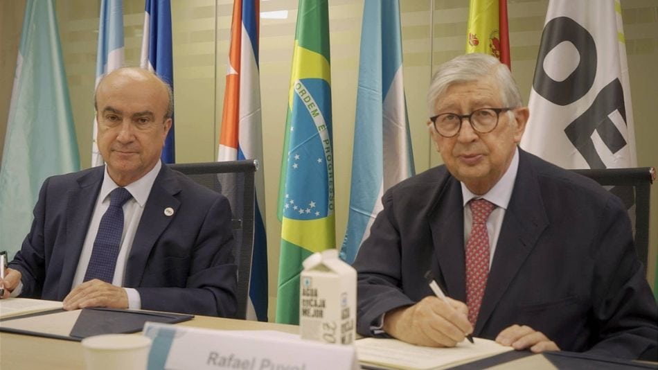 Mariano Jabonero, secretario general de la OEI, y Rafael Puyol, presidente de la UNIR, en el acto de firma del convenio de cooperación.