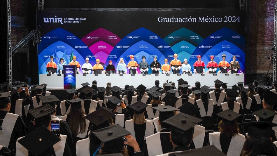 Escenario con autoridades académicas y graduados durante una ceremonia en el Auditorio BB.
