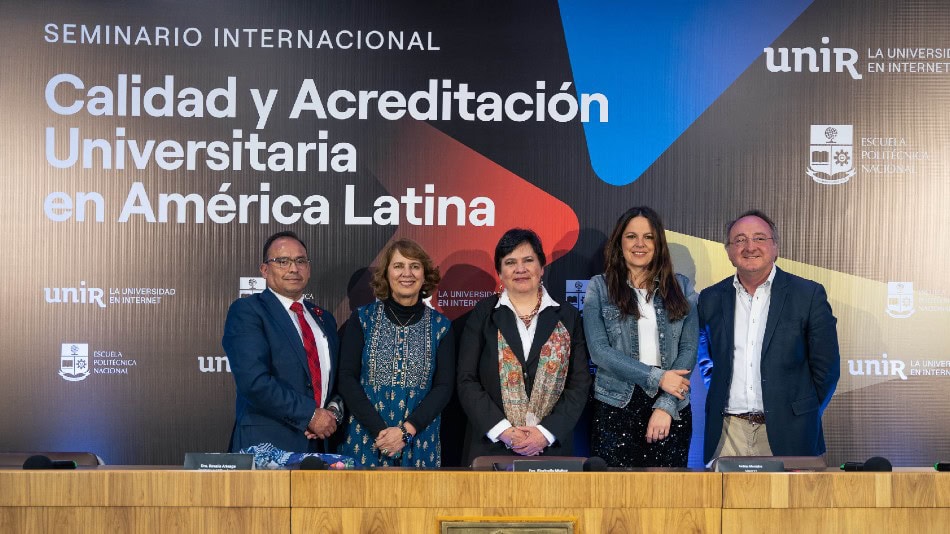 (De izquierda a derecha): Hernán Arturo Rojas Sánchez, Presidente del Directorio de la Asamblea del Sistema de Educación Superior Ecuatoriana (ASESEC); Rosalía Arteaga, Presidenta de UNIR Ecuador, Florinella Muñoz, Rectora de la EPN; Andrea Montalvo, Secretaria General de Educación Superior (SENESCYT); Manuel Herrera, Director de Relaciones Internacionales de la Rioja.