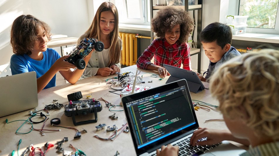 La robótica educativa consiste en emplear robots en el ámbito educativo