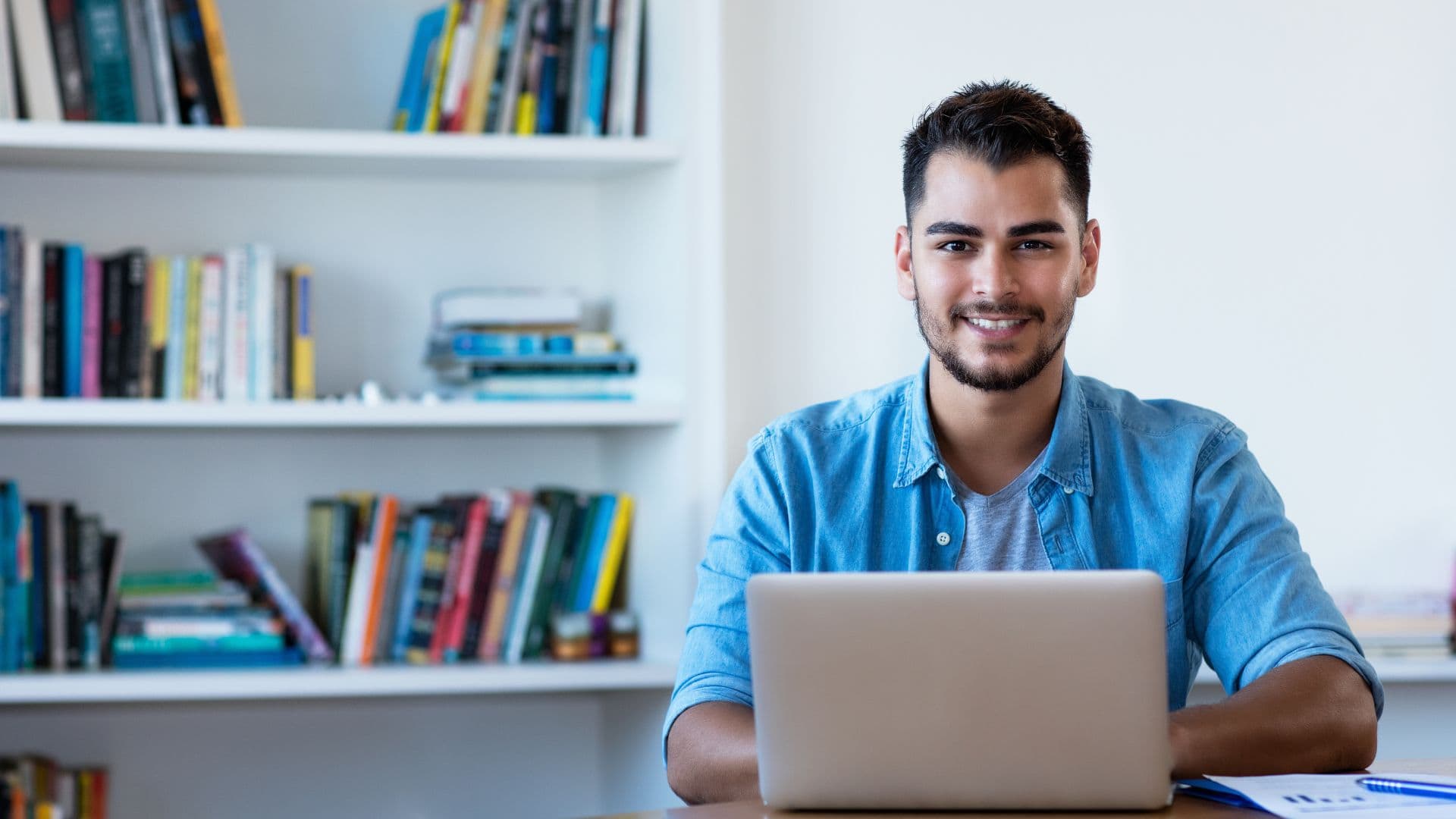 OIJ y UNIR convocan 60 becas parciales de maestrías oficiales europeas para jóvenes del continente americano