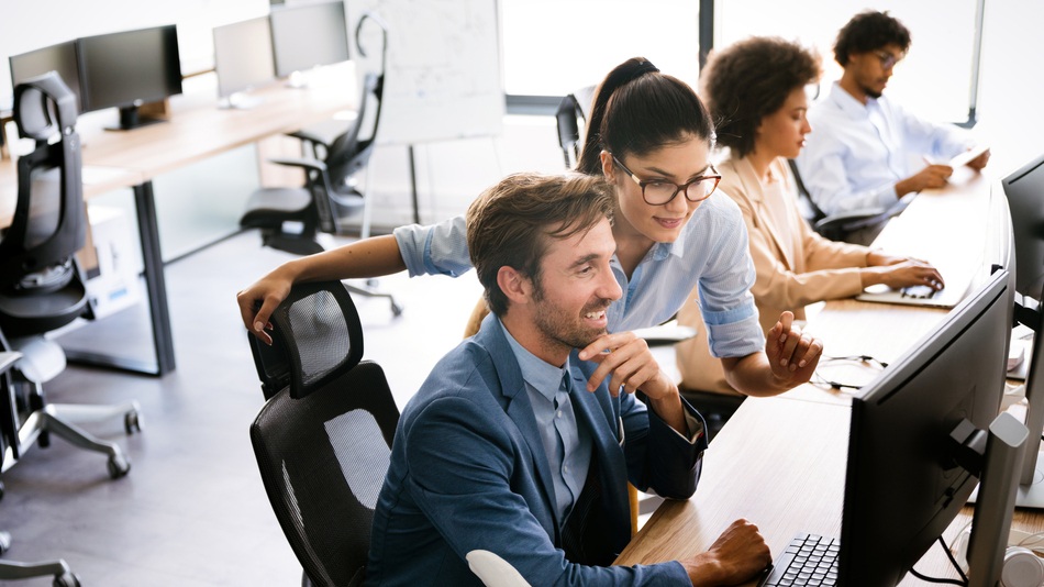 Los algoritmos de machine learning son las bases que permiten a las computadoras aprender automáticamente a partir de datos