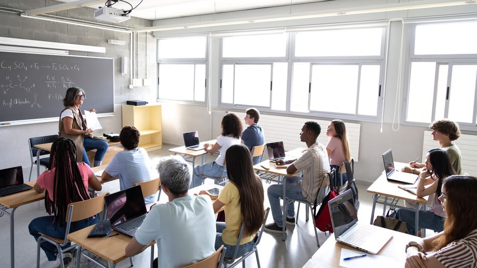 El salario de un maestro de secundaria suma varios elementos que van desde el lugar de trabajo hasta el nivel de especialización