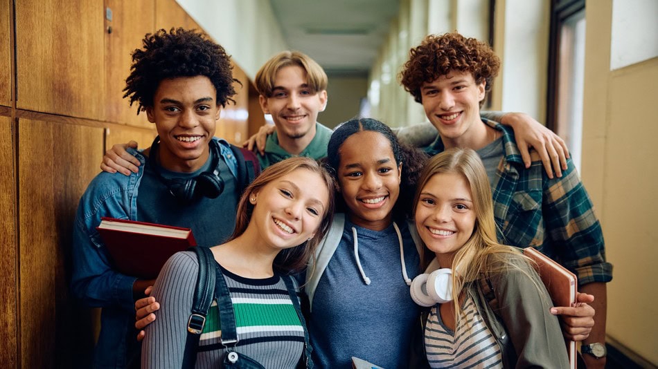 La educación intercultural busca generar espacios donde los estudiantes se sientan seguros, respetados y valorados