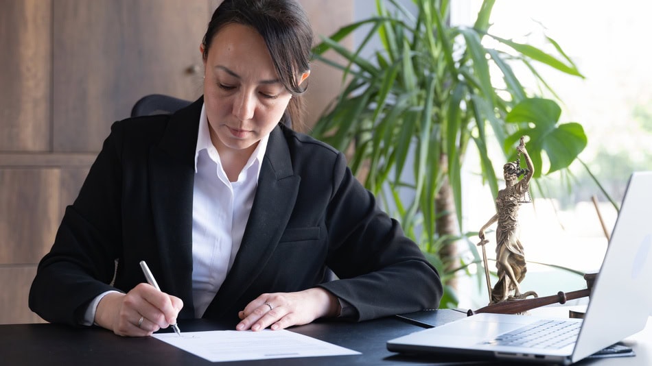 Para ser notario empieza por una formación sólida en la Licenciatura en Derecho y después continúa con tu formación con una especialización