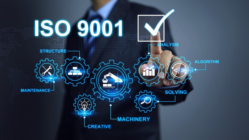 El auditor ISO 9001 verifica que los sistemas de gestión de calidad de una empresa cumplan con los reglamentos establecidos por la norma ISO 9001