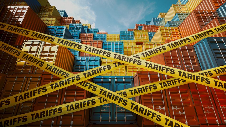 Se conoce como barreras arancelarias a los impuestos que los gobiernos aplican a los bienes, tanto importados como exportados