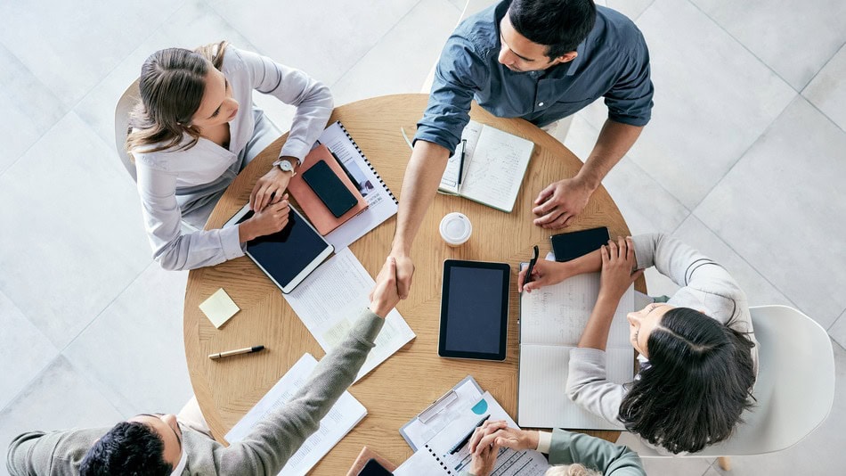 Las empresas B2B son aquellas que diseñan, producen, distribuyen, comercializan u operan con productos o servicios cuyo cliente principal no es el consumidor final, sino otra empresa