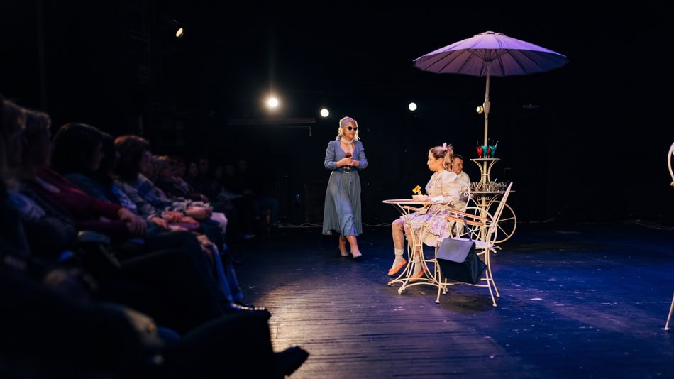 La escenografía teatral tiene el poder de convertir una obra de teatro en una experiencia inolvidable