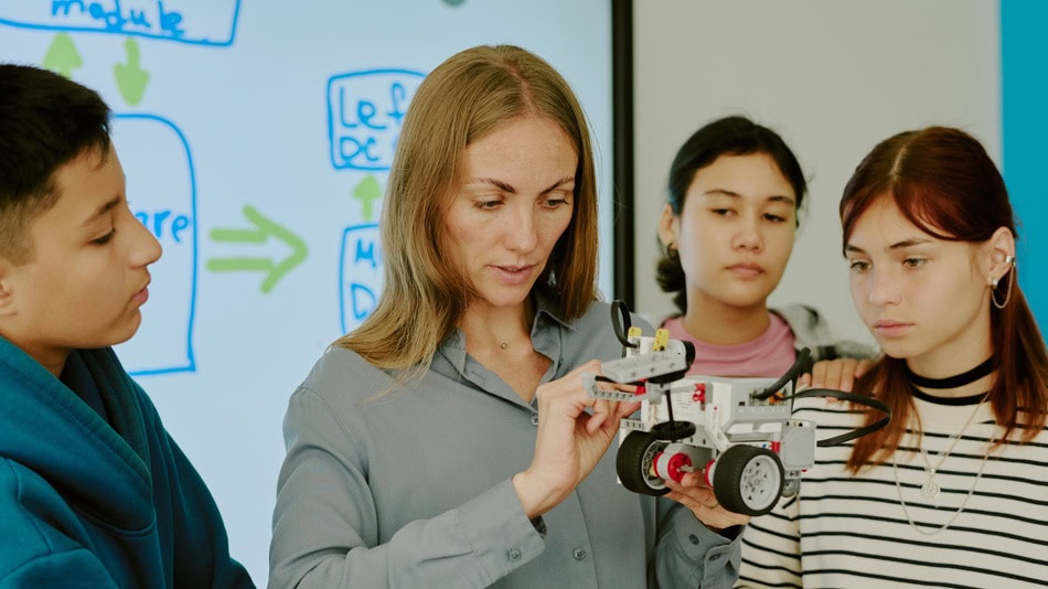 La educación científica es el proceso de enseñanza y aprendizaje de conocimientos, métodos y pensamiento crítico relacionados con la ciencia