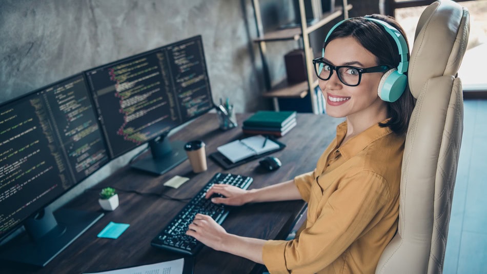 Un desarrollador front end se encarga de crear la parte visual e interactiva de un sitio web
