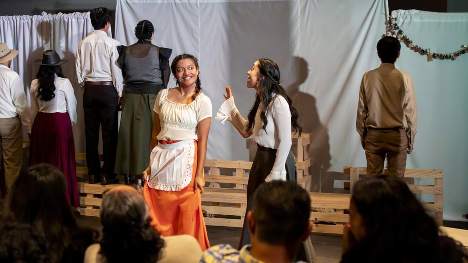 El teatro inmersivo es una forma de representación escénica que busca desdibujar la barrera entre el actor y el público