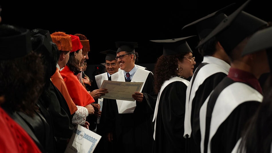 La recogida del diploma simbólico es la escenificación del triunfo alcanzado por los estudiantes.