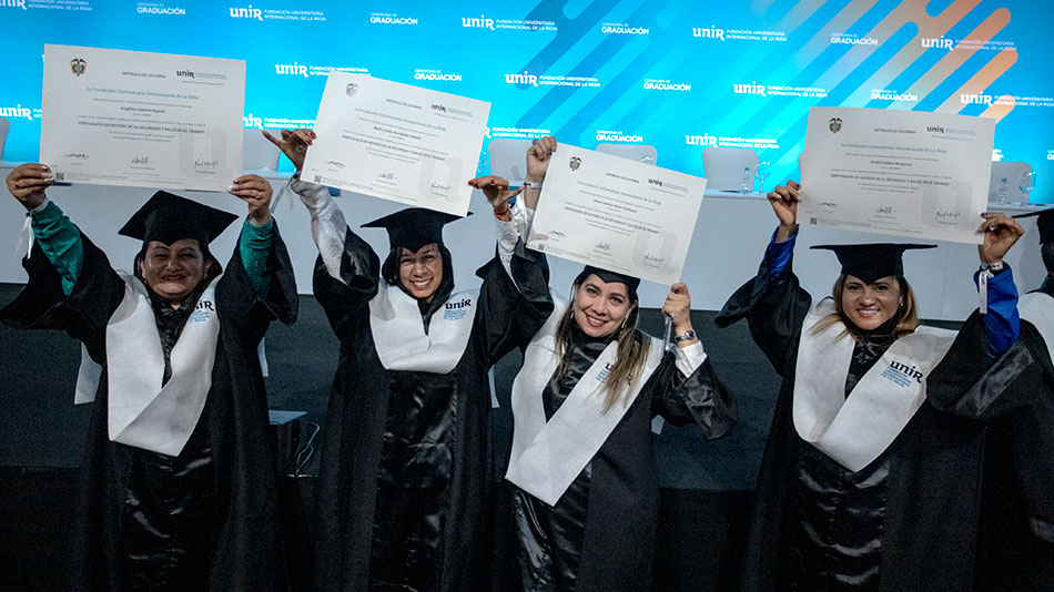 Los diplomas simbolizan el triunfo académico de los estudiantes.