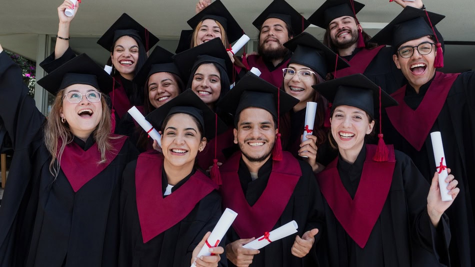 Un graduado universitario es una persona que ha completado una formación académica superior