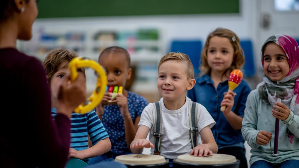 El método Dalcroze es una pedagogía musical que utiliza el movimiento corporal