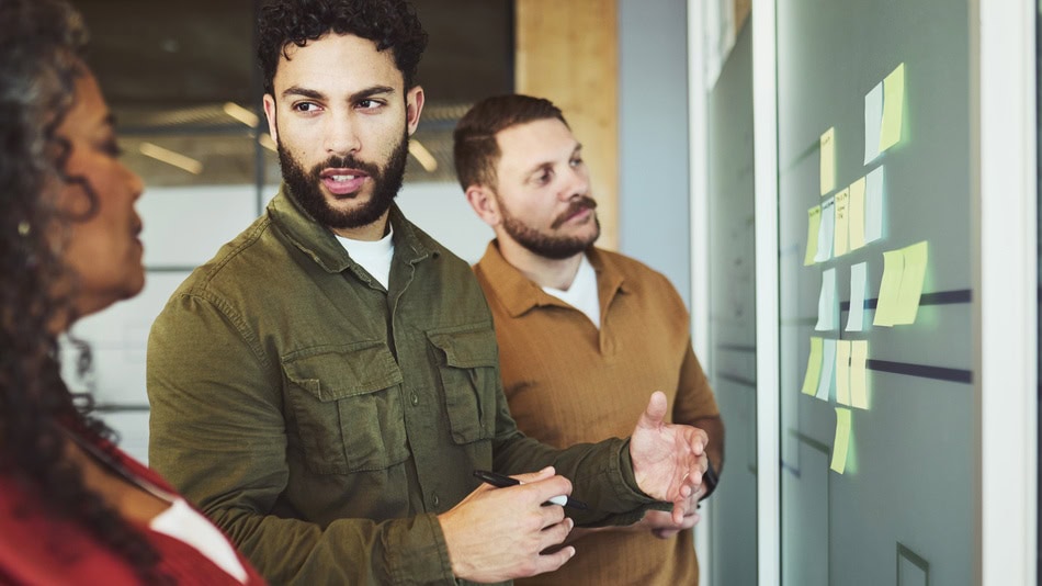 La metodología Kanban es un sistema visual de gestión de proyectos para mejorar la productividad