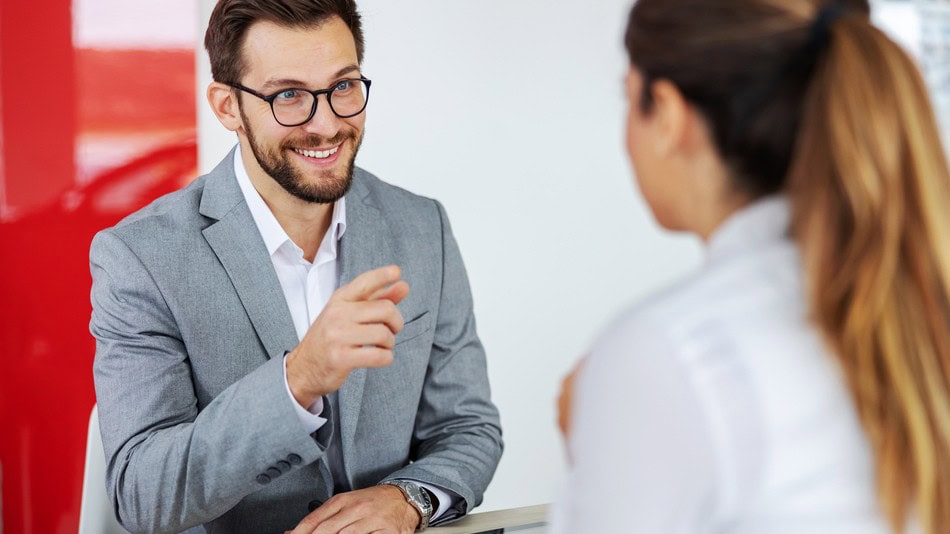 El customer experience manager es un profesional responsable de diseñar, gestionar y hacer mejor cualquier interacción que un cliente tiene con una empresa