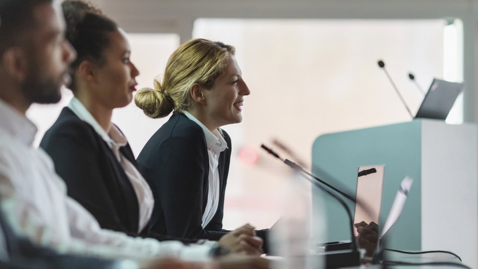 Las estrategias para moldear la opinión pública son las acciones planificadas en la comunicación política que tienen el objetivo de persuadir al electorado para dar su voto a favor de un candidato