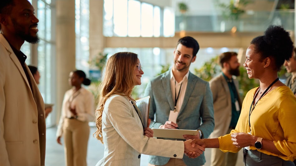 Un event manager, también llamado gestor de eventos, es un profesional que se encarga de planificar, coordinar y supervisar la ejecución de eventos corporativos, culturales, deportivos o sociales