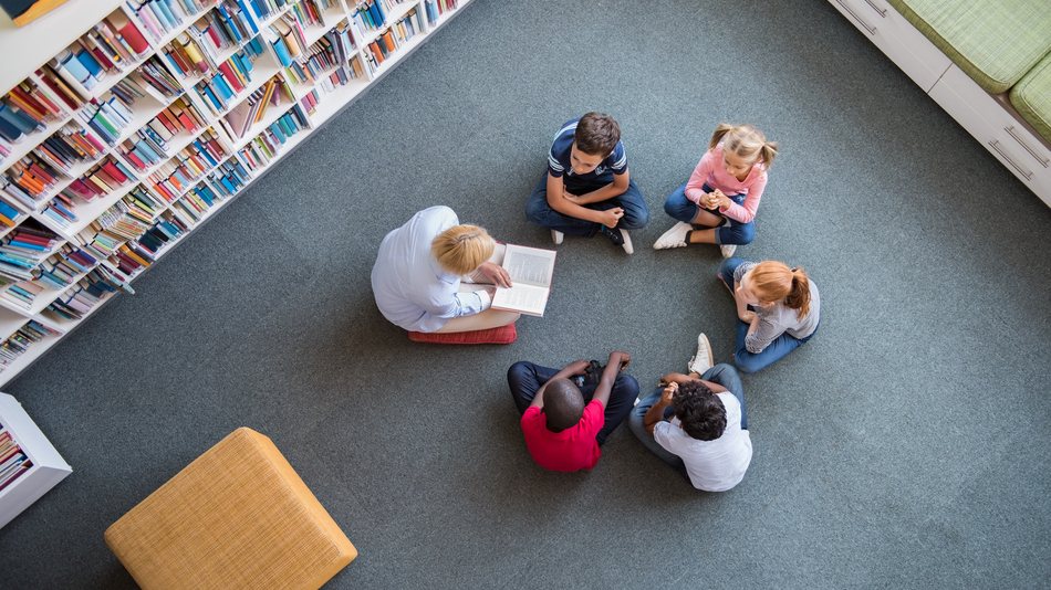 Enseñar literatura en el aula es perfecto para que los estudiantes desarrollen habilidades como la comprensión lectora, redacción y, lo más importante, el disfrute de las obras literarias