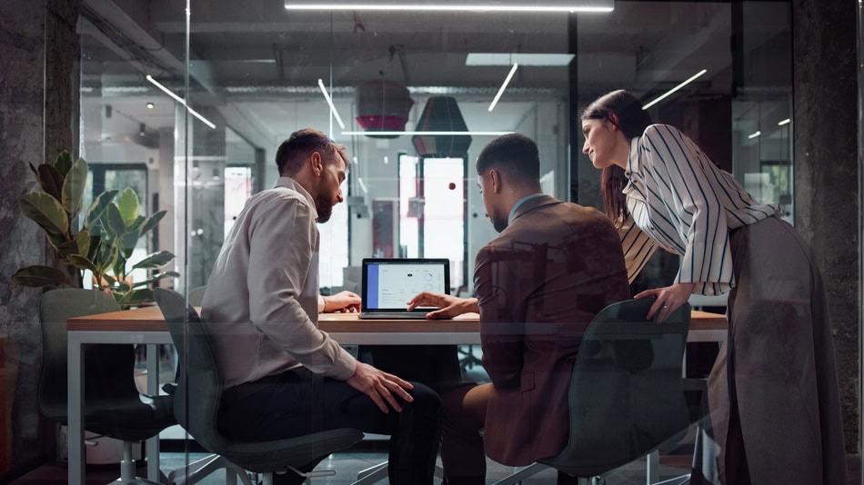 Los elementos de una página web, en términos generales, son los encabezados, multimedia, código HTML, seguridad, interactividad y diseño visual