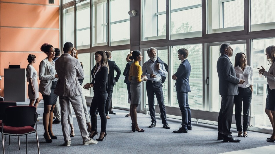 El networking es la práctica estratégica para crear, mantener y cultivar una red de contactos a largo plazo