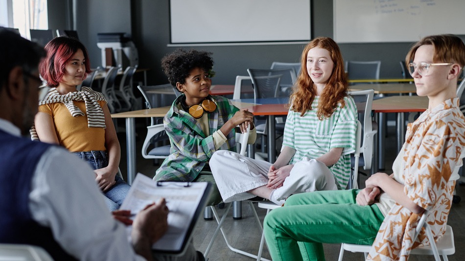 Un orientador educativo es un profesional que ayuda a cada estudiante a encontrar su camino