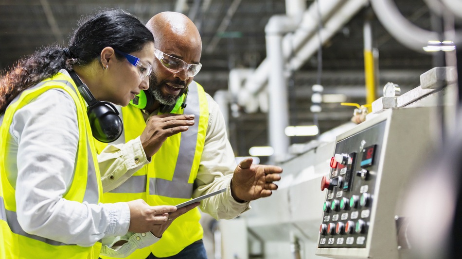 El término riesgo laboral abarca tanto los accidentes como las enfermedades a las que están expuestos los trabajadores en el ejercicio o con motivo de su trabajo