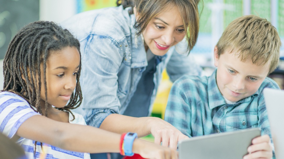 La aplicación de la tecnología para la educación comprende distintos recursos y metodologías