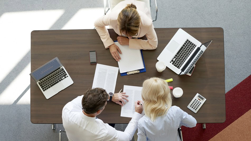 El analista administrativo evalúa, optimiza y supervisa los procesos operativos y financieros de una organización para lograr rentabilidad