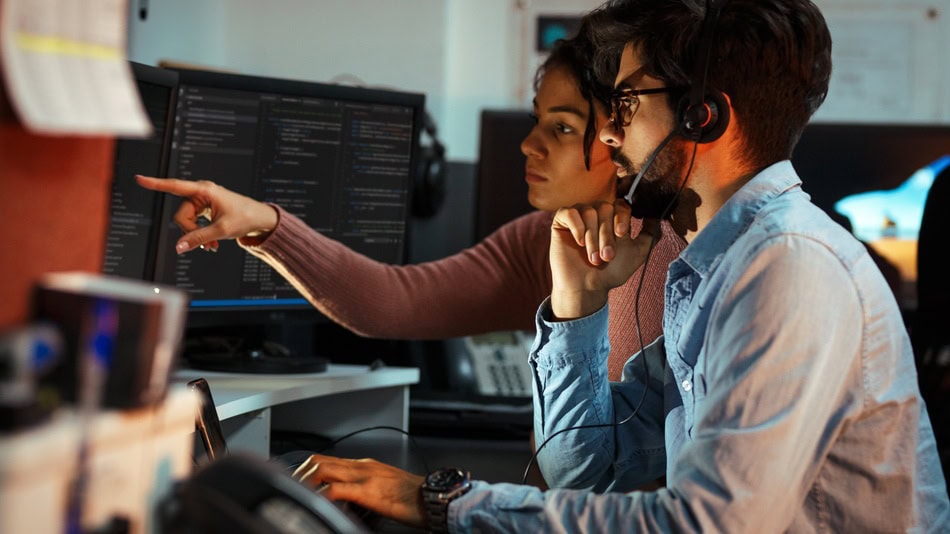 El arquitecto de seguridad diseña, construye y supervisa la implementación de infraestructuras de red y computación de protección dentro de una organización