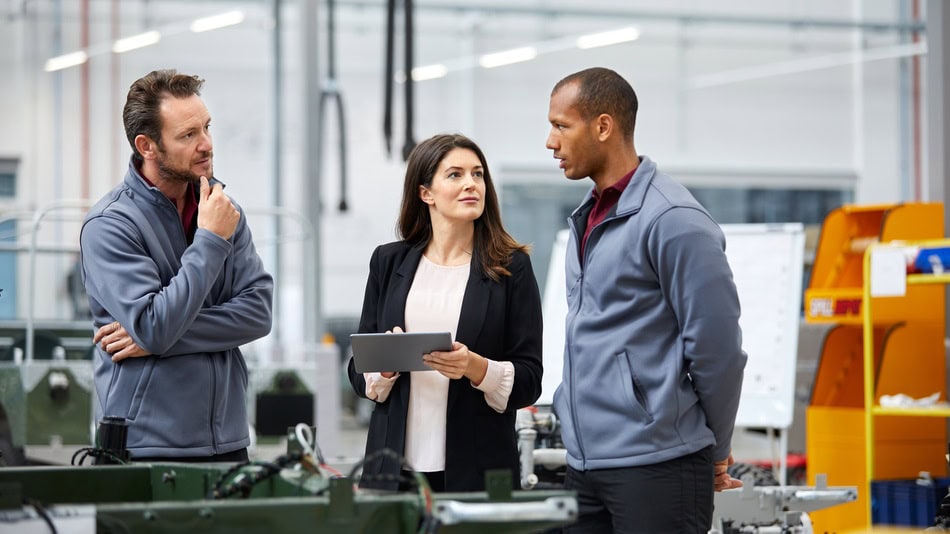 El gerente de calidad se encarga de liderar y asegurar que los productos o servicios de una organización cumplan con los estándares de calidad requeridos por los clientes, regulaciones vigentes