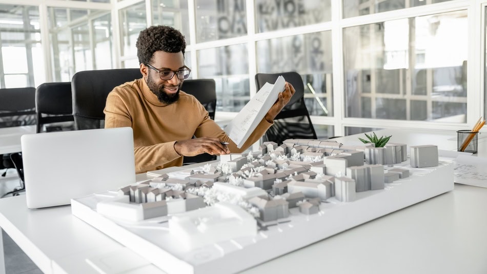 Un arquitecto urbanista se especializa en diseñar, planificar y gestionar el desarrollo de los espacios públicos y las infraestructuras que componen una ciudad