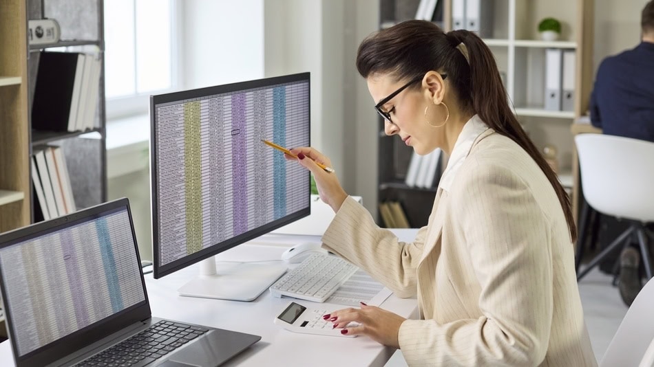 El auditor financiero es el profesional encargado de examinar, verificar y validar los estados financieros de una organización para asegurarse de que reflejen con transparencia y fidelidad la situación económica real