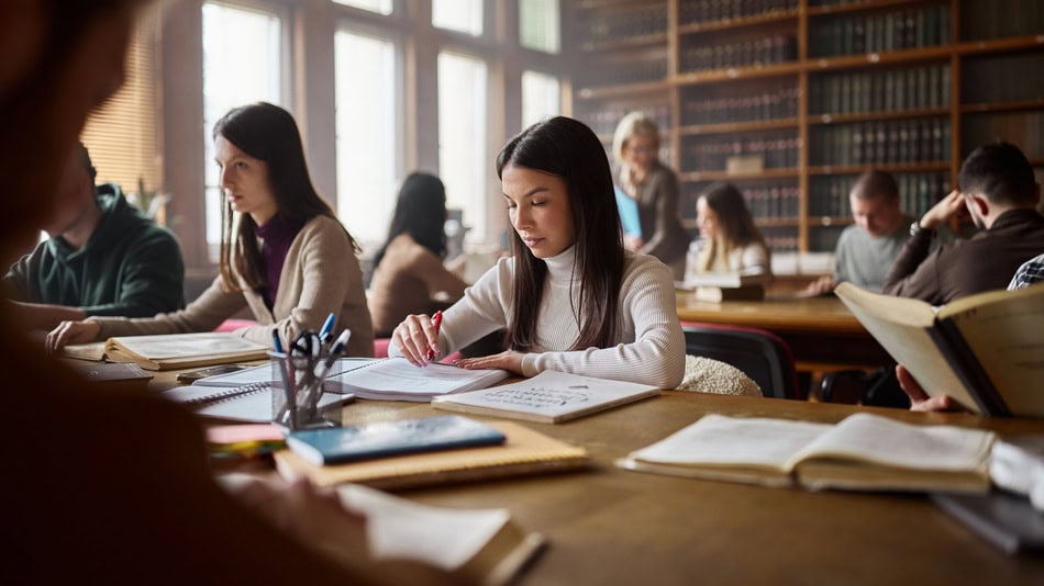 Se conoce como carga académica a las actividades, responsabilidades y tiempo que un estudiante debe dedicar para cumplir con los objetivos de una asignatura, un semestre o un programa académico