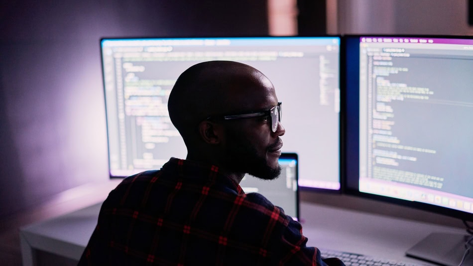 Un desarrollador de software es el encargado de crear, programar, testear y mantener sistemas informáticos