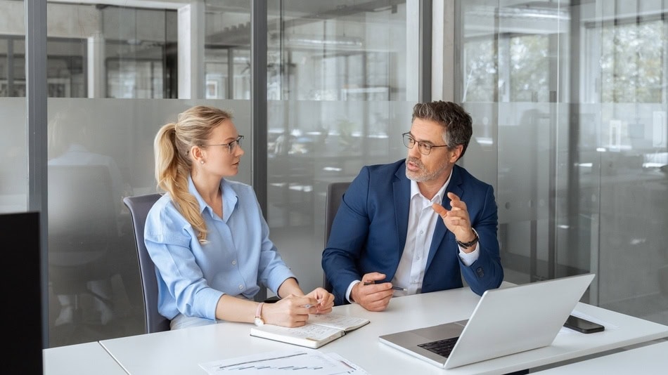 El gerente de proyectos es el experto que se encarga de planificar, coordinar y supervisar todas las iniciativas de una empresa