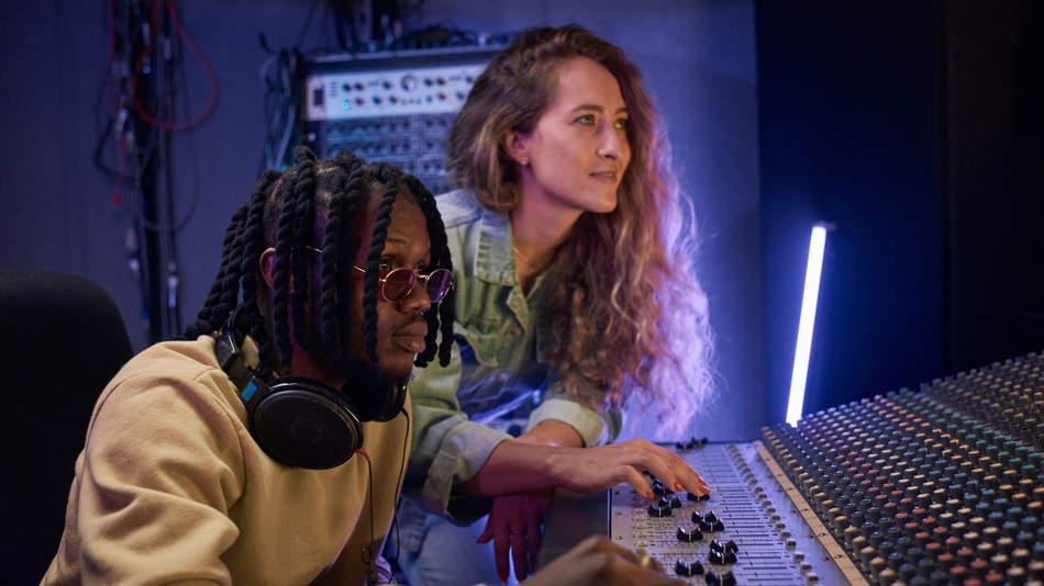 Para ser compositor de música es necesario estudiar teoría musical, armonía, orquestación, tecnología aplicada a la música y procesos creativos de composición