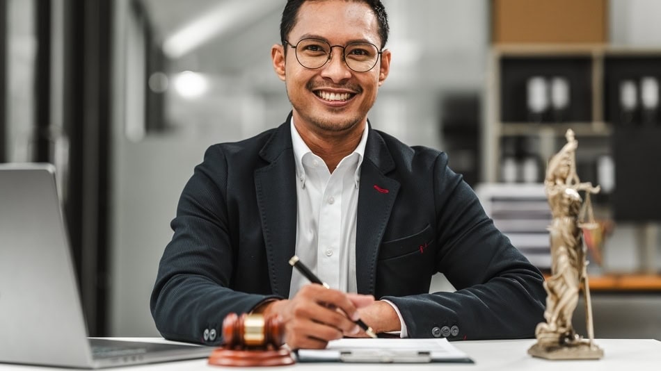 El abogado civil asesora, representa y defiende los intereses de personas, familias o empresas en asuntos civiles