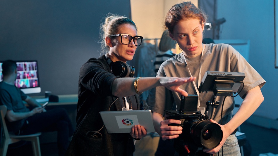 Para entender qué es lo que hace un director de cine, hay que enfatizar su función principal: ser el responsable creativo de una obra audiovisual