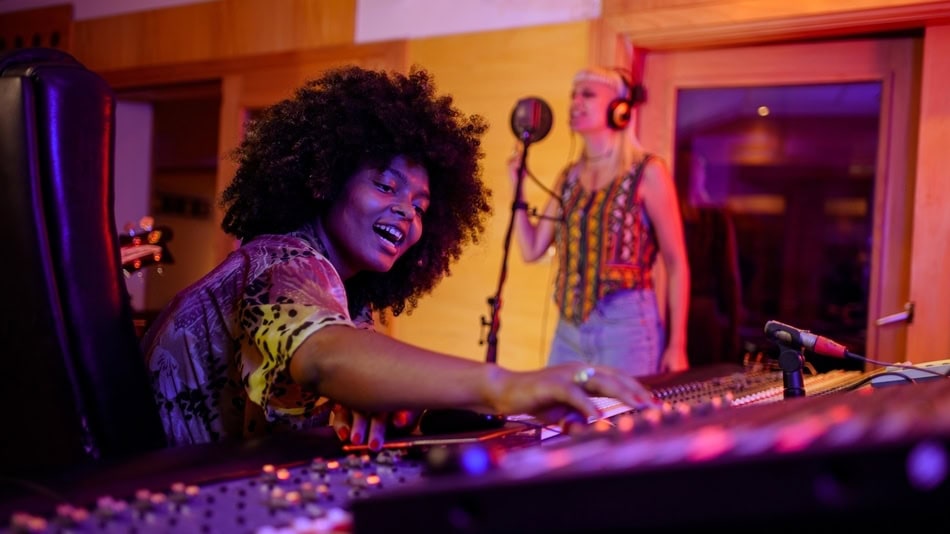 Un productor musical es el encargado de supervisar y dirigir el proceso de creación de una obra musical en todas sus etapas