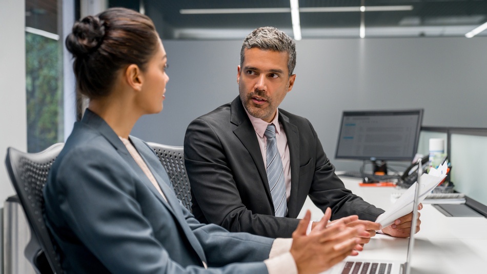 El asesor legislativo se encarga de analizar y redactar propuestas normativas para brindar apoyo técnico y estratégico a legisladores