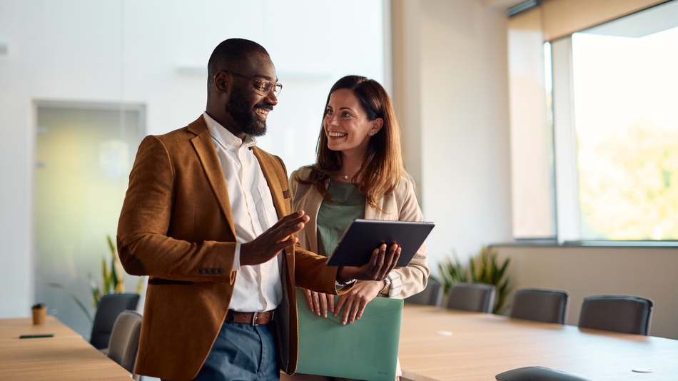 Un coordinador de desarrollo organizacional se encarga de diseñar e implementar estrategias que mejoren la eficiencia operativa y el bienestar humano dentro de una empresa