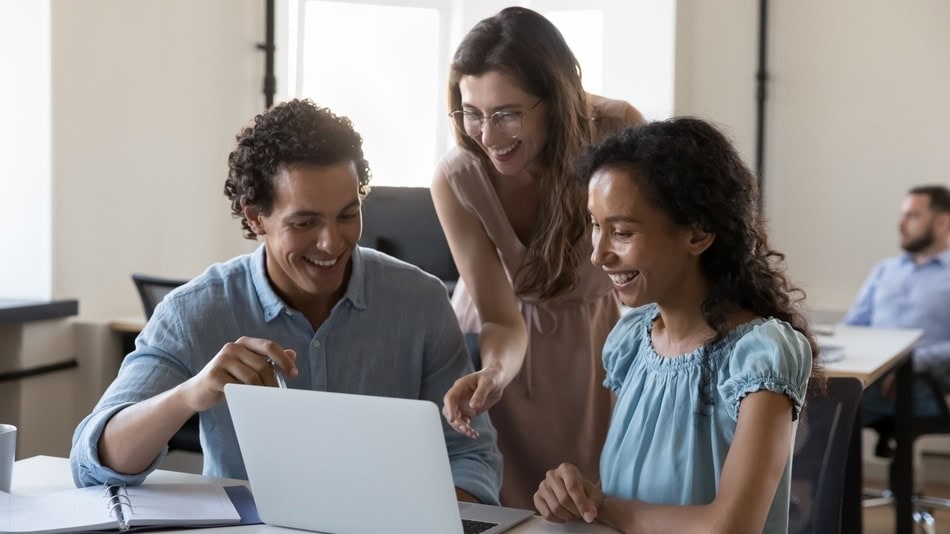 Adquirir experiencia profesional mientras se estudia implica la participación en prácticas profesionales