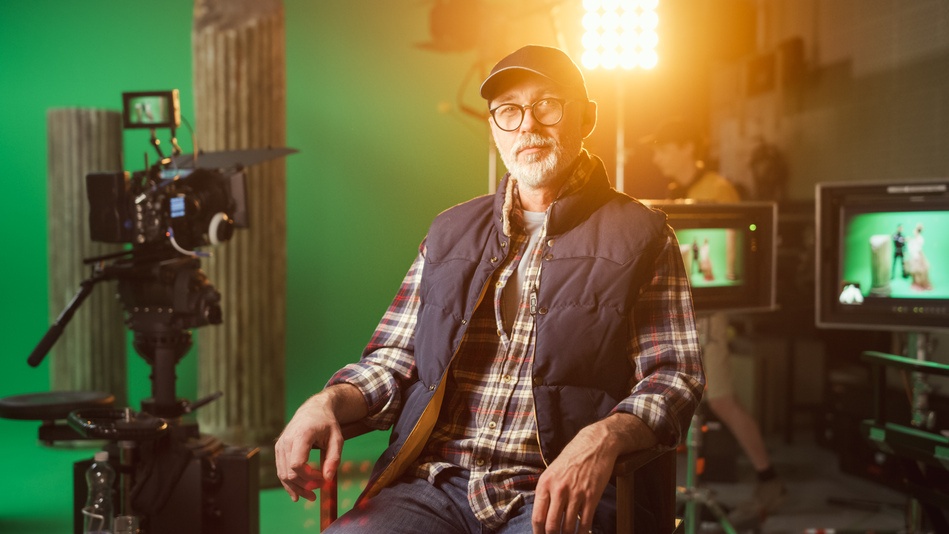 Un productor de cine es el profesional (y artista) que se encarga de la creación de una obra audiovisual