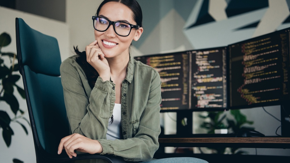 Un desarrollador full stack es el profesional capaz de gestionar el front-end (la parte visual que ve el usuario) y también el back-end (la lógica del servidor y bases de datos) de una aplicación web
