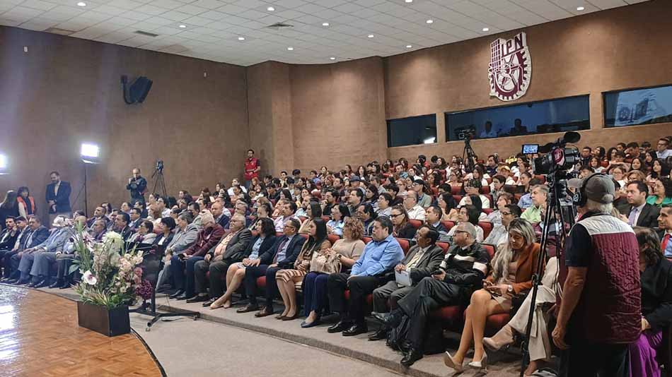 Imagen del auditorio repleto.