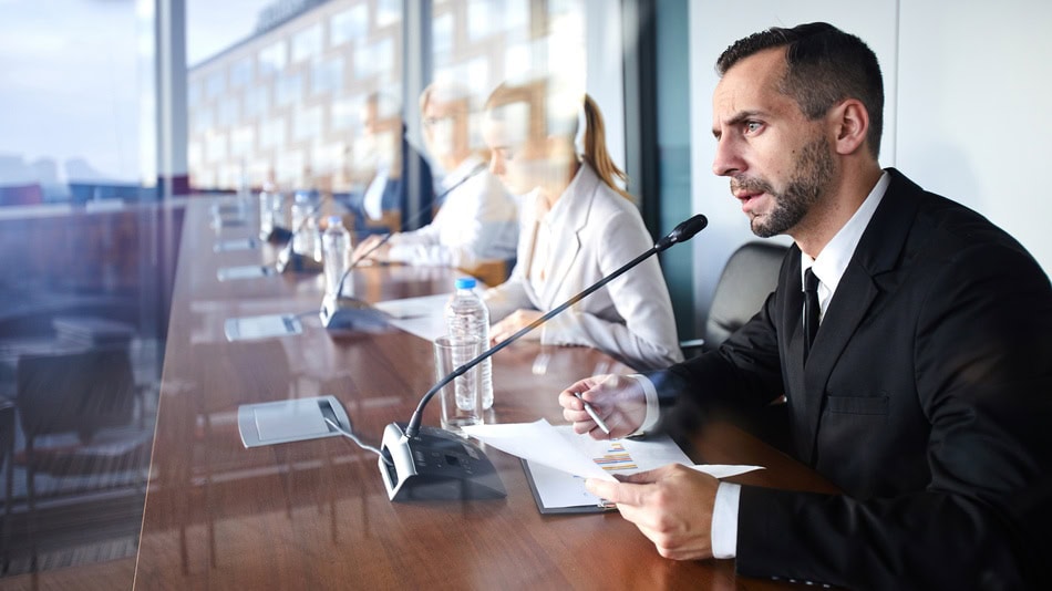 Un analista de políticas públicas estudia problemas sociales, económicos y administrativos para diseñar, evaluar y mejorar las decisiones que toman los gobiernos y las instituciones públicas