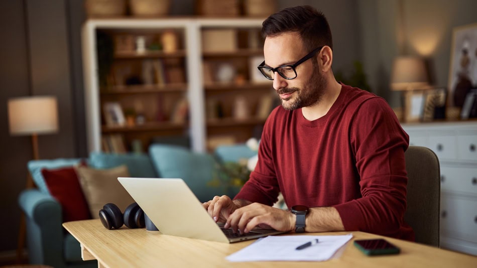 Un copywriter redacta textos persuasivos con el objetivo de guiar a una audiencia hacia una acción específica
